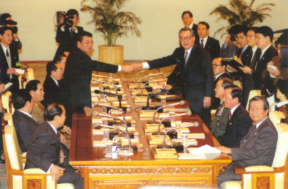 남한의 정원식 국무총리와 북한의 연형묵 정무원 총리가 지난 1991년 12월 13일 ‘남북기본합의서’를 채택한 뒤 악수를 나누고 있는 모습. / 사진=평화통일시민연대